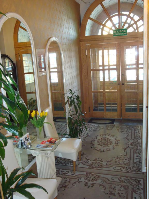 Hotel Bristol Тарнув Экстерьер фото