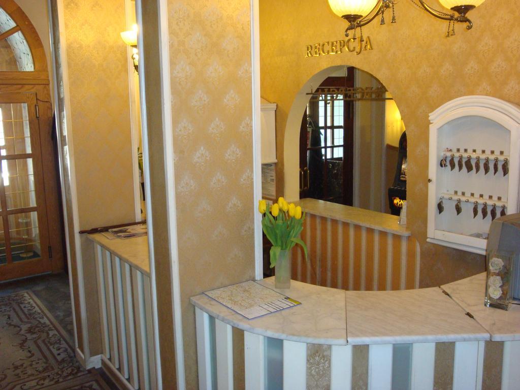 Hotel Bristol Тарнув Экстерьер фото