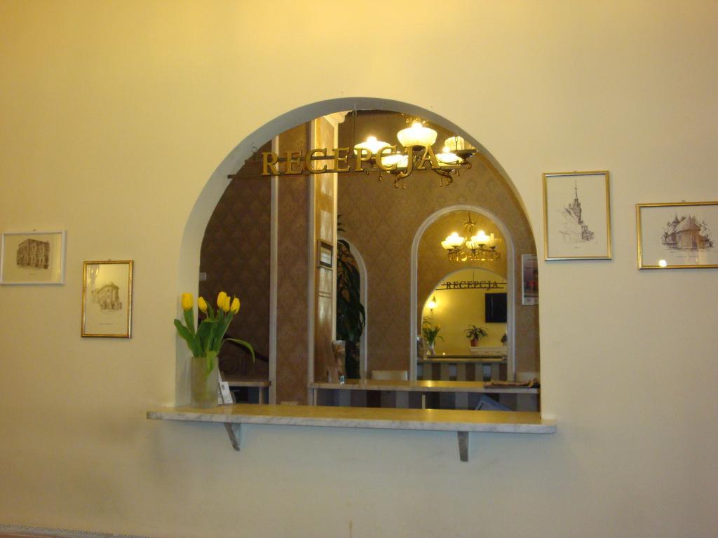 Hotel Bristol Тарнув Экстерьер фото