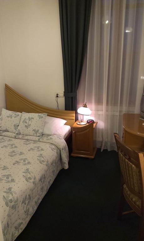 Hotel Bristol Тарнув Номер фото