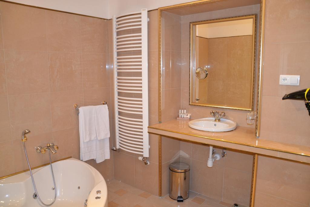 Hotel Bristol Тарнув Экстерьер фото