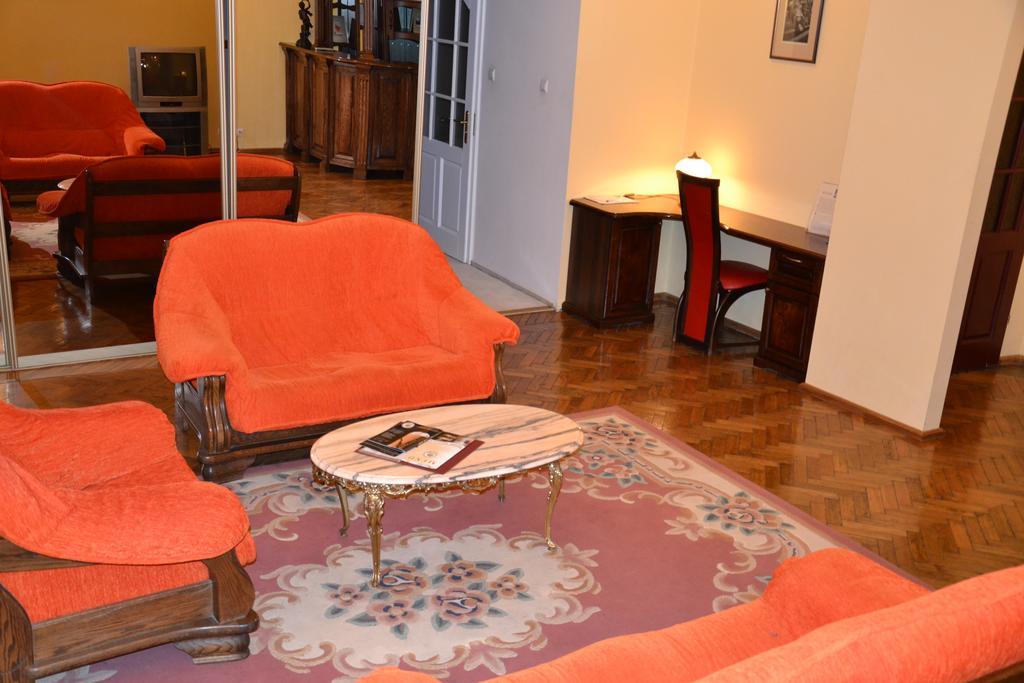 Hotel Bristol Тарнув Экстерьер фото