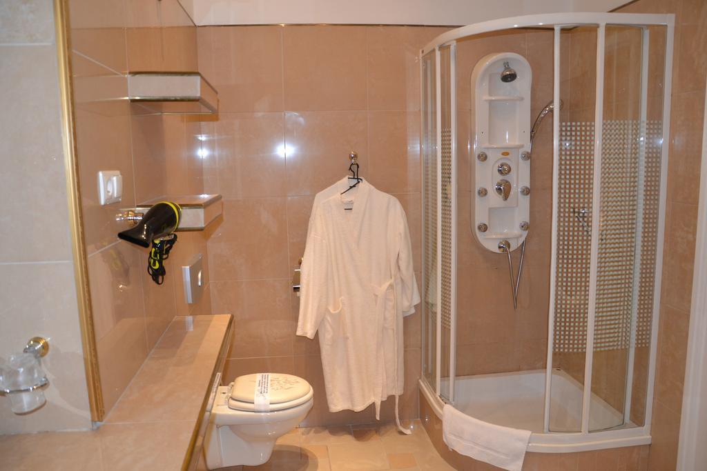 Hotel Bristol Тарнув Экстерьер фото