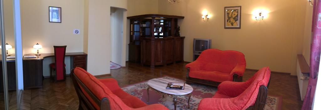 Hotel Bristol Тарнув Экстерьер фото