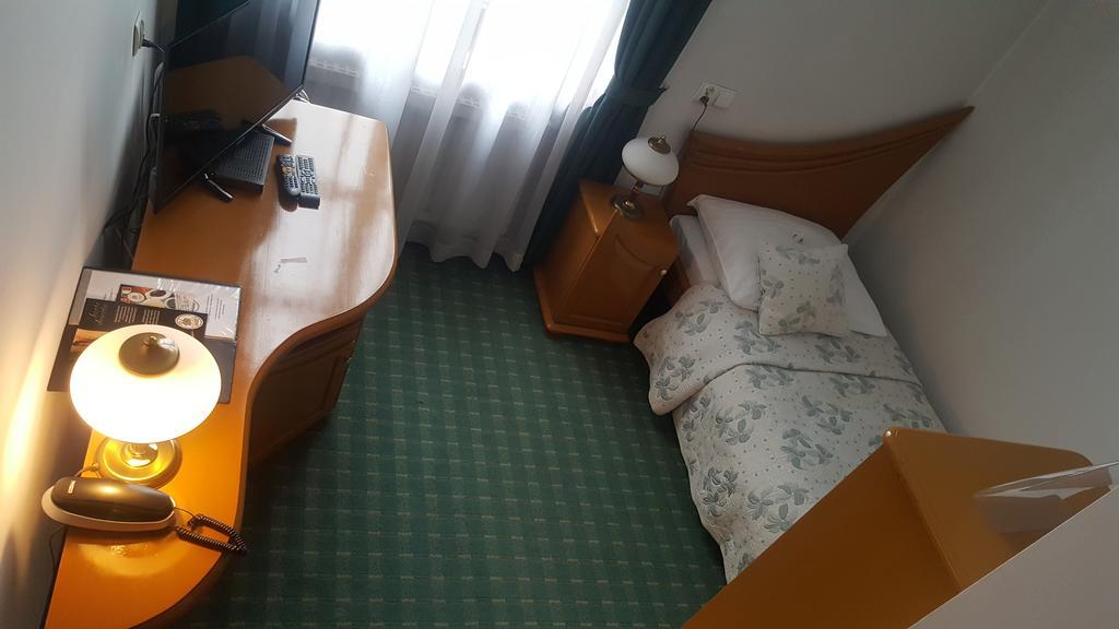 Hotel Bristol Тарнув Экстерьер фото