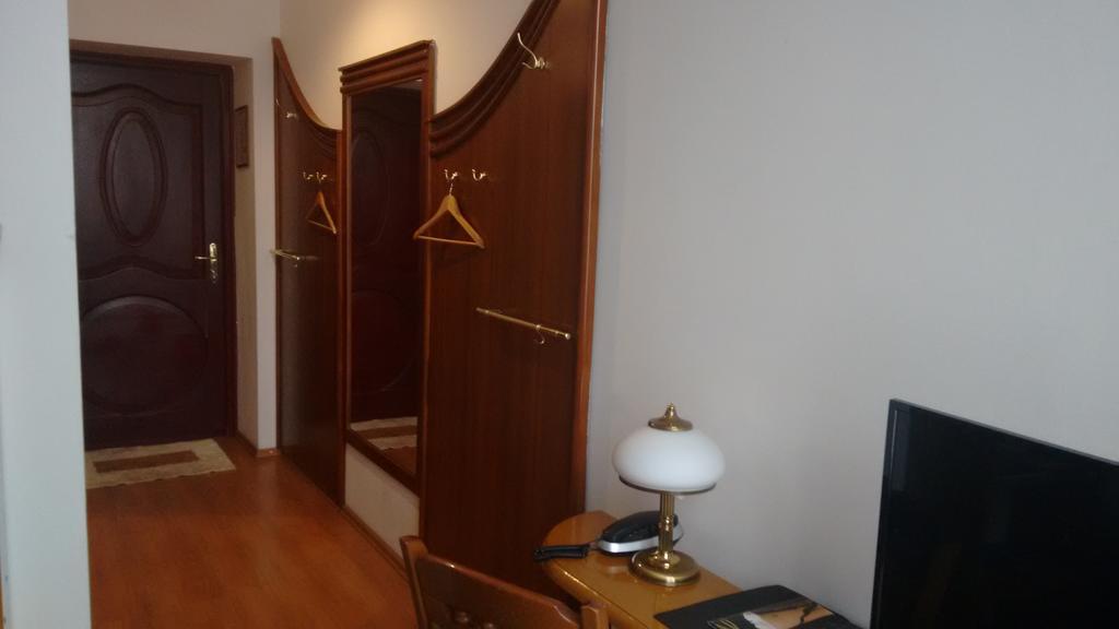 Hotel Bristol Тарнув Экстерьер фото