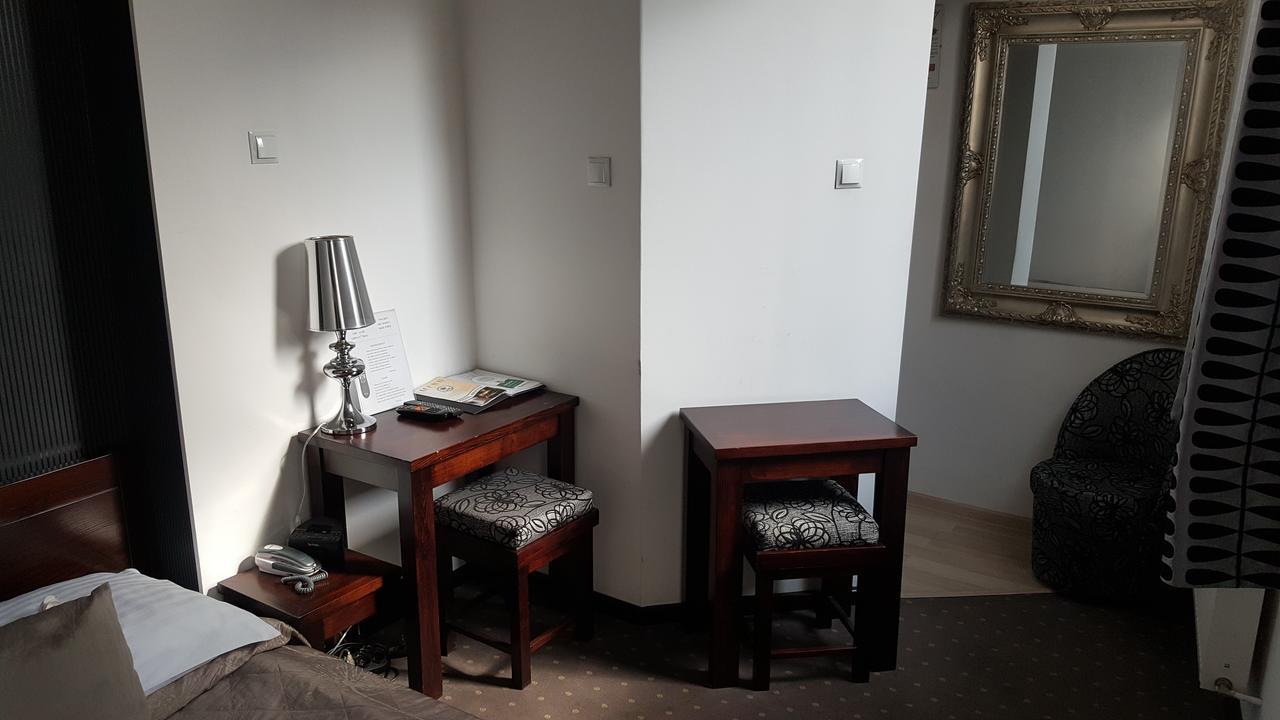 Hotel Bristol Тарнув Экстерьер фото