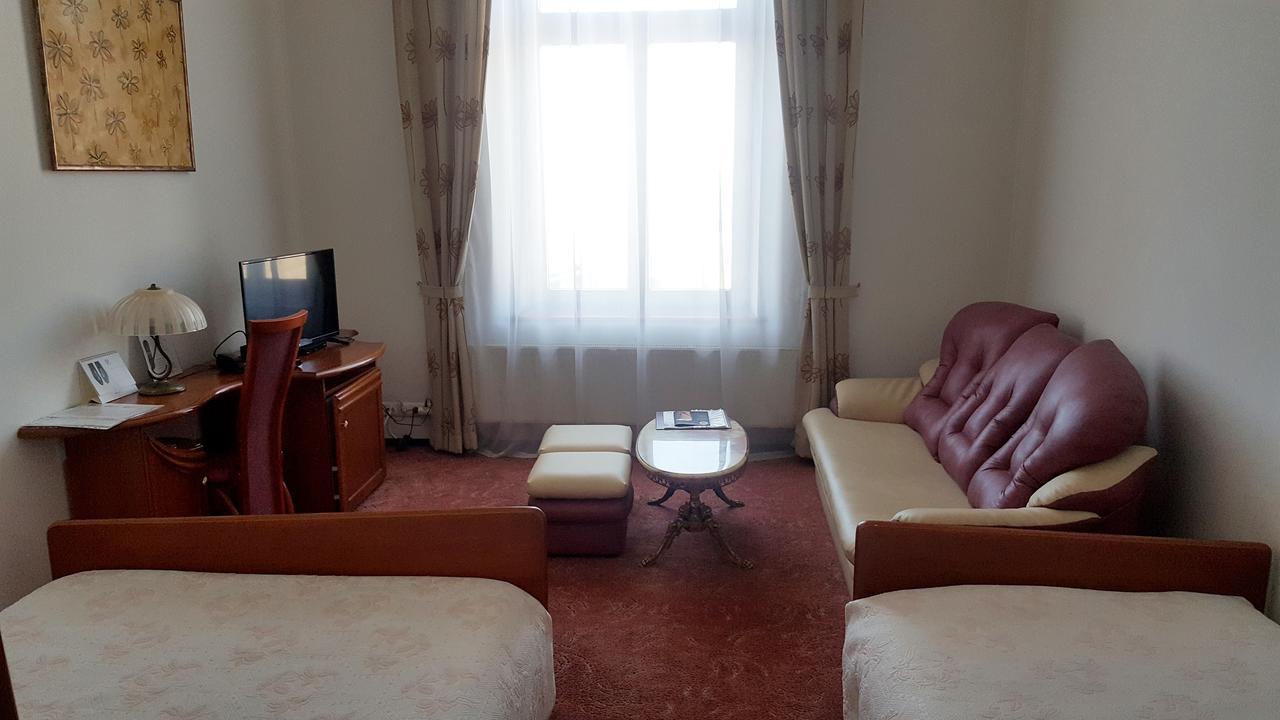 Hotel Bristol Тарнув Экстерьер фото