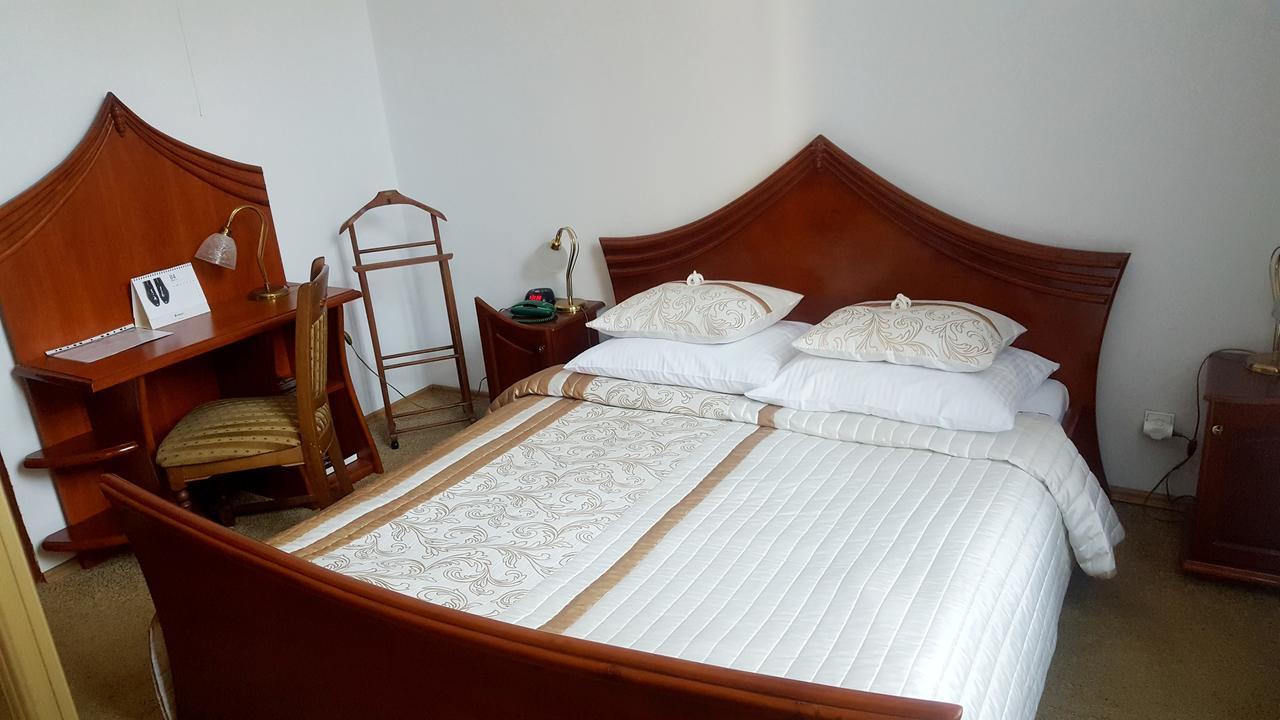 Hotel Bristol Тарнув Экстерьер фото