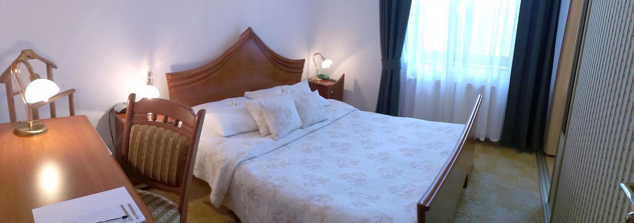 Hotel Bristol Тарнув Экстерьер фото