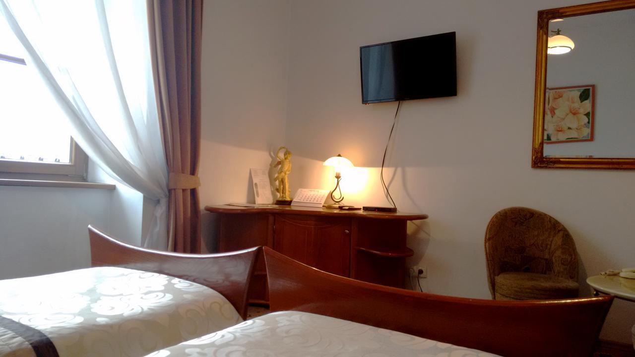 Hotel Bristol Тарнув Экстерьер фото